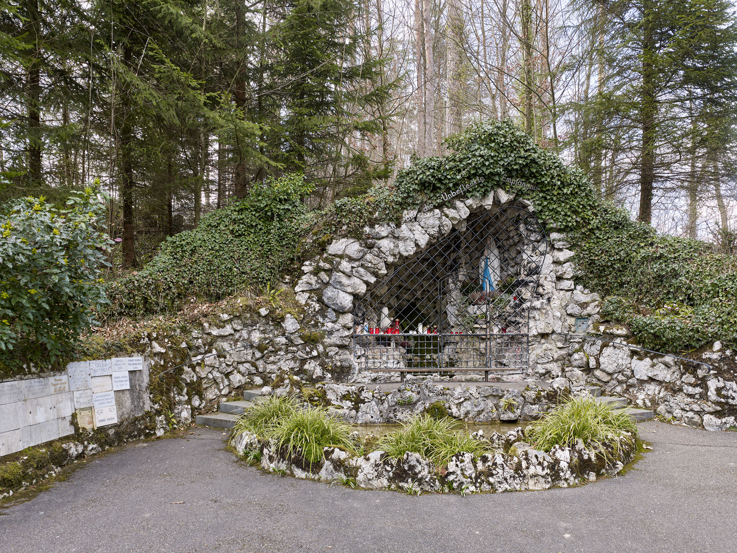 Grindelstrasse. Lourdes-Grotte